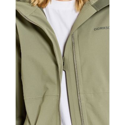 Didriksons Bea Women's Parka 6 er designet til at modstå de fleste vejrforhold, da den ikke er isoleret, men samtidig er vind- og vandtæt, så du kan holder dig varm i blæsevejr eller tør i sommerregn.    Parkaens justerbar hætte og høj krave beskytter dit ansigt og din hals mod vind og regn. De praktiske  lommer giver dig mulighed for at opbevare dine vigtigste ejendele sikkert og let tilgængeligt.  Bea er har en flot pasform giver et elegant udseende, som kan justeres i taljen. Uanset om du bevæger dig gennem byens gader eller udforsker naturen, vil Didriksons Bea Women's Parka 6 holde dig varm, komfortabel og stilfuld.