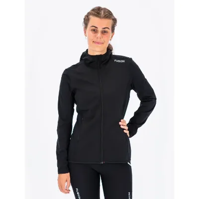  Fusion sorte Shelter Softshell Jakke. Den er vind- og vandafvisende, ekstremt åndbar og holdbar. Ideel til enhver udendørs aktivitet, uanset vejrforholdene!
