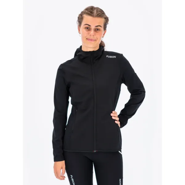  Fusion sorte Shelter Softshell Jakke. Den er vind- og vandafvisende, ekstremt åndbar og holdbar. Ideel til enhver udendørs aktivitet, uanset vejrforholdene!