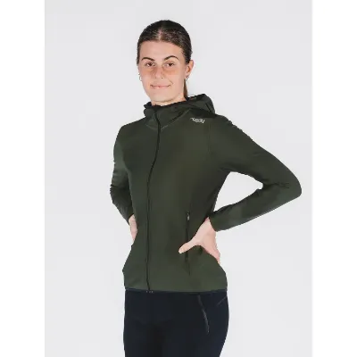 Stilfuld og funktionel Women's Recharge Hoodie med lynlås, opkradset fleece og unik isoleringsevne. Perfekt til aktive kvinder, der søger komfort og stil i farven Forest Green