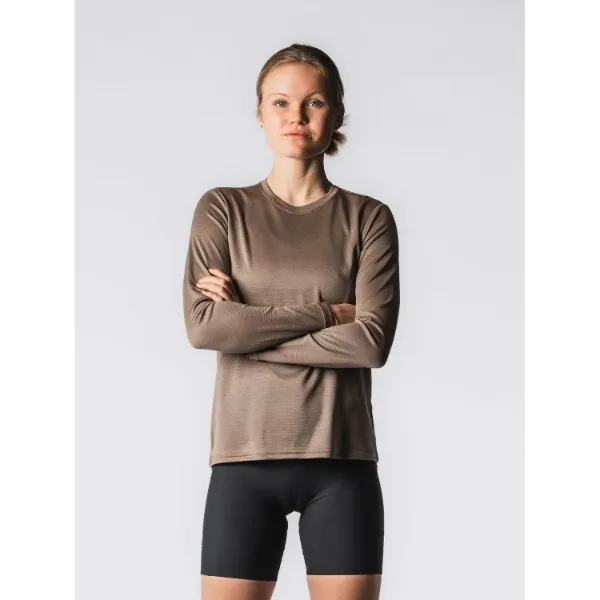 Samdfarvet Fusion Women's Technical Merino 150 LS er den perfekte blanding af funktionalitet og komfort. Den innovative to-sidet metervare kombinerer merinoulds naturlige egenskaber med polyesters slidstærke kvaliteter for en alsidig trøje, ideel til hverdagsbrug og træning.