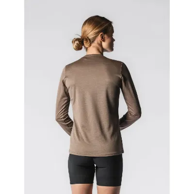Sandfarvet Fusion Women's Technical Merino 150 LS er den perfekte blanding af funktionalitet og komfort. Den innovative to-sidet metervare kombinerer merinoulds naturlige egenskaber med polyesters slidstærke kvaliteter for en alsidig trøje, ideel til hverdagsbrug og træning.