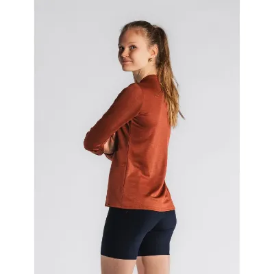 Rustfarvet Fusion Women's Technical Merino 150 LS er den perfekte blanding af funktionalitet og komfort. Den innovative to-sidet metervare kombinerer merinoulds naturlige egenskaber med polyesters slidstærke kvaliteter for en alsidig trøje, ideel til hverdagsbrug og træning.
