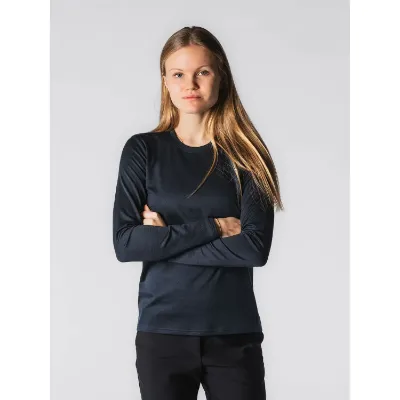 Mørkeblå Fusion Women's Technical Merino 150 LS er den perfekte blanding af funktionalitet og komfort. Den innovative to-sidet metervare kombinerer merinoulds naturlige egenskaber med polyesters slidstærke kvaliteter for en alsidig trøje, ideel til hverdagsbrug og træning.