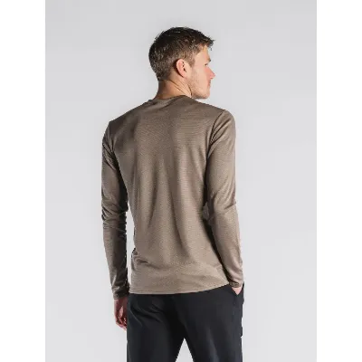 Sandfarvet Fusion Men's Technical Merino 150 LS er den ultimative trøje, der kombinerer merinoulds naturlige egenskaber med polyesters slidstærke kvaliteter. Den innovative to-sidet metervare giver dig en trøje, der er ideel til både hverdagsbrug og træning.