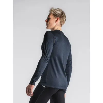 Mørkeblå Fusion Men's Technical Merino 150 LS er den ultimative trøje, der kombinerer merinoulds naturlige egenskaber med polyesters slidstærke kvaliteter. Den innovative to-sidet metervare giver dig en trøje, der er ideel til både hverdagsbrug og træning.