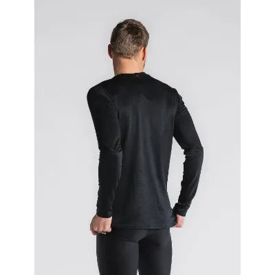 Sort Fusion Men's Technical Merino 150 LS er den ultimative trøje, der kombinerer merinoulds naturlige egenskaber med polyesters slidstærke kvaliteter. Den innovative to-sidet metervare giver dig en trøje, der er ideel til både hverdagsbrug og træning.