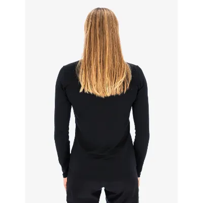 Sort Womens Merino 220 LS tilbyder den allerbedste kvalitet med 100% mulesing-free merinould. Med optimal temperaturregulering og selvrensende egenskaber holder denne uld dig behageligt varm eller kølig, uanset vejret.