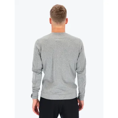 Den lette og komfortable Fusion langærmede trøje tilbyder optimal ventilation og aktiv svedtransport, så du aldrig bliver kold og fugtig under eller efter din aktivitet. Et unisex produkt designet til at opfylde behovene hos alle i farven lys grå