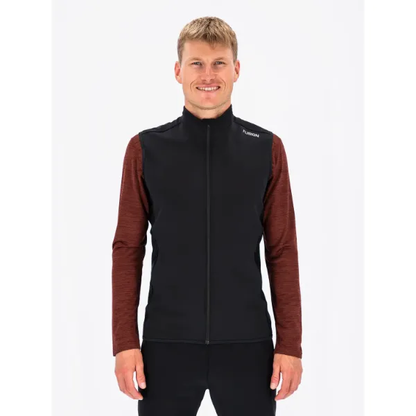 Fusion Recharge Softshell Vest er din pålidelige ledsager til en aktiv hverdag, der leverer alsidig funktionalitet og komfort i ét. Med sin vand- og vindafvisende konstruktion og velventilerende design holder denne vest dig beskyttet og behagelig under forskellige vejrforhold.