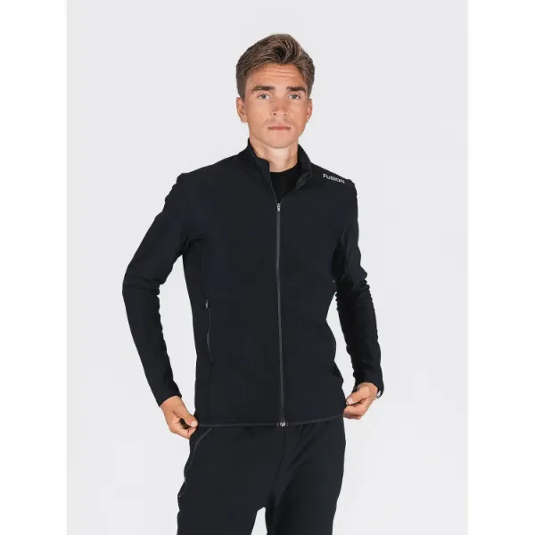 Fusion Recharge Full Zip kombinerer praktisk komfort og avanceret beskyttelse med sin regular fit pasform og opkradsede fleece bagside, der holder dig varm og tør under alle aktiviteter.