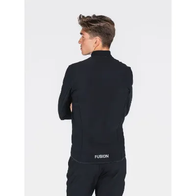 Fusion Recharge Full Zip kombinerer praktisk komfort og avanceret beskyttelse med sin regular fit pasform og opkradsede fleece bagside, der holder dig varm og tør under alle aktiviteter.