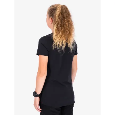 Fusion Women's Recharge T-Shirt tilbyder både komfort og stil med sin semi-tight pasform, perfekt til indendørs afslapning eller udendørs eventyr på varme sommerdage. Et ideelt lag under din Recharge hoodie.
