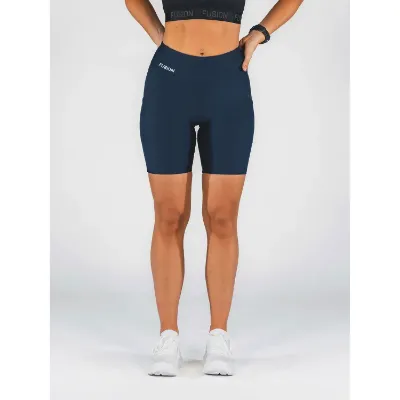 Fusion Women's Short Gym Tights er designet til at imødekomme selv de mest intense træningsbehov. Med en all-cover funktion på bagsiden og praktiske lommer er disse tights ideelle til funktionel træning og sikrer komfort og bevægelsesfrihed under alle øvelser i farven night blue.