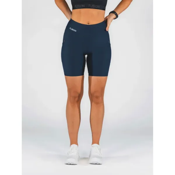Fusion Women's Short Gym Tights er designet til at imødekomme selv de mest intense træningsbehov. Med en all-cover funktion på bagsiden og praktiske lommer er disse tights ideelle til funktionel træning og sikrer komfort og bevægelsesfrihed under alle øvelser i farven night blue.