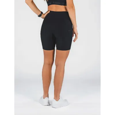 Fusion Women's Short Gym Tights er designet til at imødekomme selv de mest intense træningsbehov. Med en all-cover funktion på bagsiden og praktiske lommer er disse tights ideelle til funktionel træning og sikrer komfort og bevægelsesfrihed under alle øvelser i farven black.