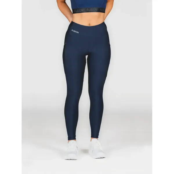 Fusion Women's Gym Tights er skabt til at give dig den ultimative træningsoplevelse. Med deres squat-proof design, funktionelle lommer og høje talje tilbyder disse tights komfort, bevægelighed og performance under alle dine workouts i farven night blue