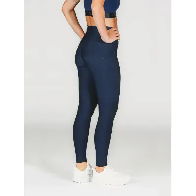 Fusion Women's Gym Tights er skabt til at give dig den ultimative træningsoplevelse. Med deres squat-proof design, funktionelle lommer og høje talje tilbyder disse tights komfort, bevægelighed og performance under alle dine workouts i farven night blue