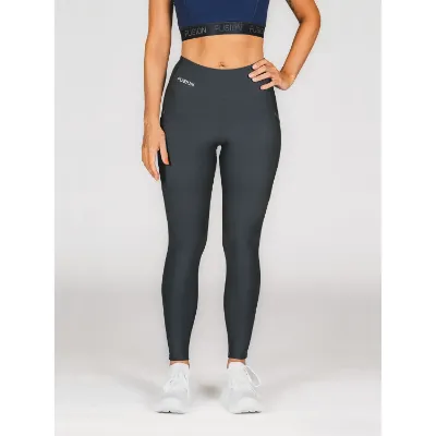 Fusion Women's Gym Tights er skabt til at give dig den ultimative træningsoplevelse. Med deres squat-proof design, funktionelle lommer og høje talje tilbyder disse tights komfort, bevægelighed og performance under alle dine workouts i farven grey