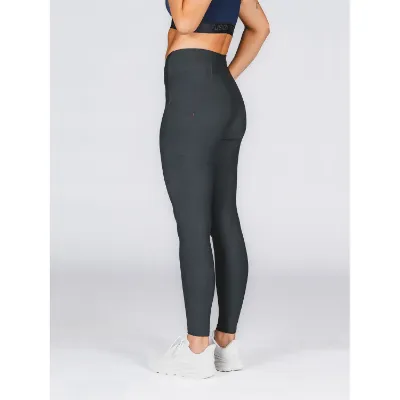 Fusion Women's Gym Tights er skabt til at give dig den ultimative træningsoplevelse. Med deres squat-proof design, funktionelle lommer og høje talje tilbyder disse tights komfort, bevægelighed og performance under alle dine workouts i farven grey