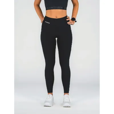 Fusion Women's Gym Tights er skabt til at give dig den ultimative træningsoplevelse. Med deres squat-proof design, funktionelle lommer og høje talje tilbyder disse tights komfort, bevægelighed og performance under alle dine workouts i farven black
