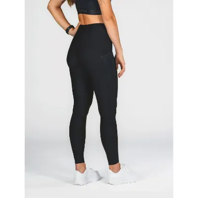 Fusion Women's Gym Tights er skabt til at give dig den ultimative træningsoplevelse. Med deres squat-proof design, funktionelle lommer og høje talje tilbyder disse tights komfort, bevægelighed og performance under alle dine workouts i farven black