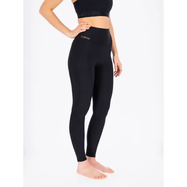 Fusion Pure Yoga Tights kombinerer ekstra høj talje, blødt børstet materiale og enestående pasform, der sikrer ultimativ komfort og bevægelsesfrihed under din yoga-praksis.