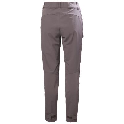  Helly Hansen Women’s Vika Tur Bukser 2.0. Disse bukser kombinerer holdbarhed med komfort, med forstærkede paneler og praktiske detaljer såsom justerbare bundben og håndlommer. Oplev ultimativ bevægelsesfrihed og pålidelig beskyttelse mod elementerne, uden at gå på kompromis med stilen. i farven shadow grey som er en lys blommefarve