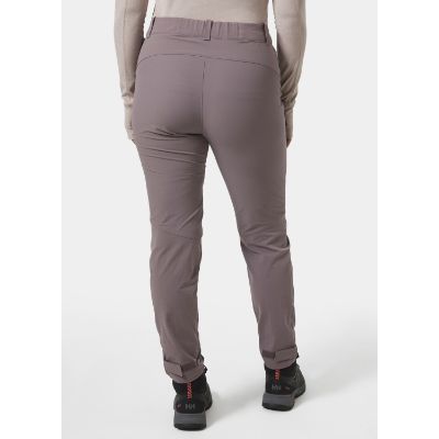  Helly Hansen Women’s Vika Tur Bukser 2.0. Disse bukser kombinerer holdbarhed med komfort, med forstærkede paneler og praktiske detaljer såsom justerbare bundben og håndlommer. Oplev ultimativ bevægelsesfrihed og pålidelig beskyttelse mod elementerne, uden at gå på kompromis med stilen. i farven shadow grey som er en lys blommefarve