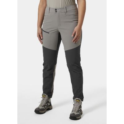 Helly Hansen Women’s Vika Tur Bukser 2.0. Disse bukser kombinerer holdbarhed med komfort, med forstærkede paneler og praktiske detaljer såsom justerbare bundben og håndlommer. Oplev ultimativ bevægelsesfrihed og pålidelig beskyttelse mod elementerne, uden at gå på kompromis med stilen. i farven concrete - som er grå og sort