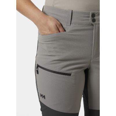 Helly Hansen Women’s Vika Tur Bukser 2.0. Disse bukser kombinerer holdbarhed med komfort, med forstærkede paneler og praktiske detaljer såsom justerbare bundben og håndlommer. Oplev ultimativ bevægelsesfrihed og pålidelig beskyttelse mod elementerne, uden at gå på kompromis med stilen. i farven concrete - som er grå og sort