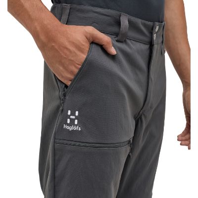 Haglöfs Mid Standard Zip-Off Pant. Disse alsidige bukser kombinerer funktionalitet og komfort med deres slidstærke Climatic™ materiale. Udstyret med to åbne håndlommer og en praktisk lynlåslomme på låret.