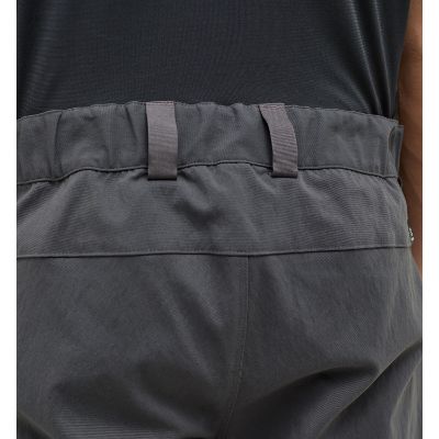 Haglöfs Mid Standard Zip-Off Pant. Disse alsidige bukser kombinerer funktionalitet og komfort med deres slidstærke Climatic™ materiale. Udstyret med to åbne håndlommer og en praktisk lynlåslomme på låret.