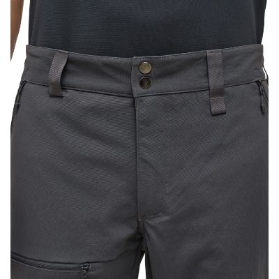 Haglöfs Mid Standard Zip-Off Pant. Disse alsidige bukser kombinerer funktionalitet og komfort med deres slidstærke Climatic™ materiale. Udstyret med to åbne håndlommer og en praktisk lynlåslomme på låret.