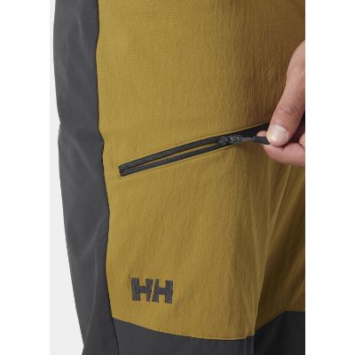 Helly Hansens Men’s Vika Tur Pants 2.0. Med ergonomisk formede knæ og et indstikket skridt tilbyder disse bukser en enestående bevægelsesfrihed og komfort. Praktiske håndlommer og en lynlåslomme på låret.