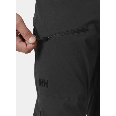 Helly Hansens Men’s Vika Tur Pants 2.0. Med ergonomisk formede knæ og et indstikket skridt tilbyder disse bukser en enestående bevægelsesfrihed og komfort. Praktiske håndlommer og en lynlåslomme på låret.