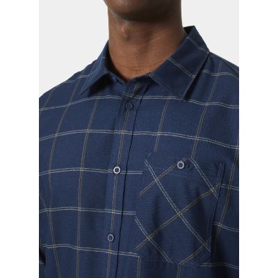 Helly Hansen Men’s Aker Flannel Long Sleeve Shirt. Med en regelmæssig pasform, justerbare manchetter og darts på bagsiden af skuldrene til forbedret mobilitet. Den er udstyret med en praktisk brystlomme og knappet front.
