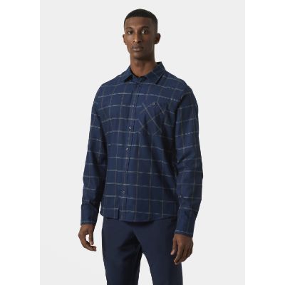 Helly Hansen Men’s Aker Flannel Long Sleeve Shirt. Med en regelmæssig pasform, justerbare manchetter og darts på bagsiden af skuldrene til forbedret mobilitet. Den er udstyret med en praktisk brystlomme og knappet front.