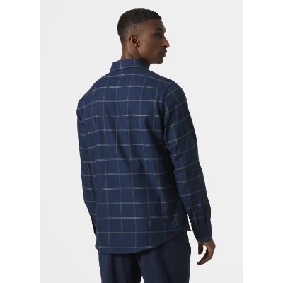 Helly Hansen Men’s Aker Flannel Long Sleeve Shirt. Med en regelmæssig pasform, justerbare manchetter og darts på bagsiden af skuldrene til forbedret mobilitet. Den er udstyret med en praktisk brystlomme og knappet front.