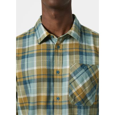 Helly Hansen Men’s Aker Flannel Long Sleeve Shirt. Med en regelmæssig pasform, justerbare manchetter og darts på bagsiden af skuldrene til forbedret mobilitet. Den er udstyret med en praktisk brystlomme og knappet front.