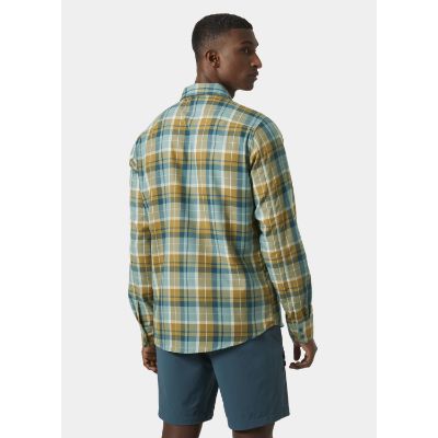 Helly Hansen Men’s Aker Flannel Long Sleeve Shirt. Med en regelmæssig pasform, justerbare manchetter og darts på bagsiden af skuldrene til forbedret mobilitet. Den er udstyret med en praktisk brystlomme og knappet front.