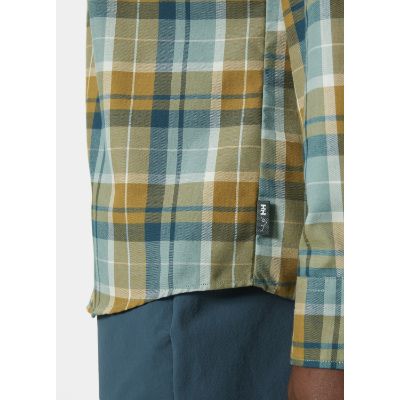 Helly Hansen Men’s Aker Flannel Long Sleeve Shirt. Med en regelmæssig pasform, justerbare manchetter og darts på bagsiden af skuldrene til forbedret mobilitet. Den er udstyret med en praktisk brystlomme og knappet front.
