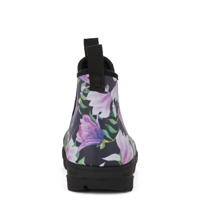 Korte stilfulde gummistøvler designet af Anne Mette Voss for Green Comfort. Sort støvler med blomster print af lilla magnolia med grønne blade.