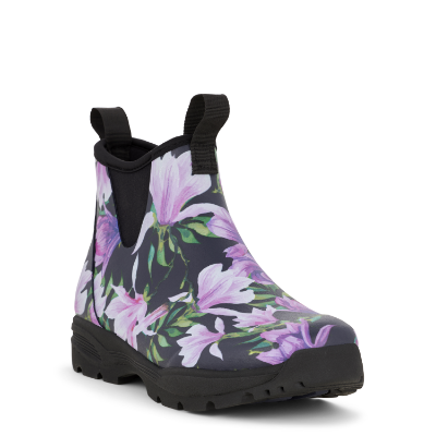 Korte stilfulde gummistøvler designet af Anne Mette Voss for Green Comfort. Sort støvler med blomster print af lilla magnolia med grønne blade.