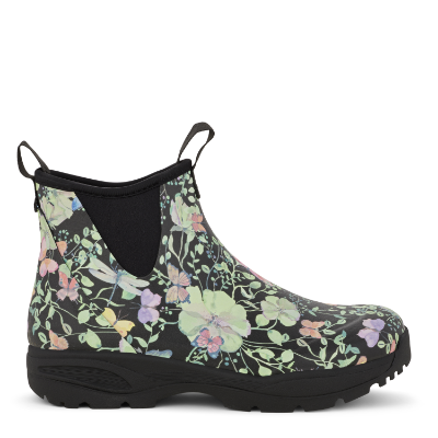 Korte stilfulde gummistøvler designet af Anne Mette Voss for Green Comfort. Sort støvler med blomster print af lilla magnolia med grønne blade.
