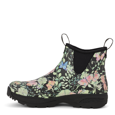 Korte stilfulde gummistøvler designet af Anne Mette Voss for Green Comfort. Sort støvler med blomster print af lilla magnolia med grønne blade.